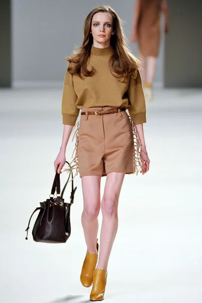 Look 16